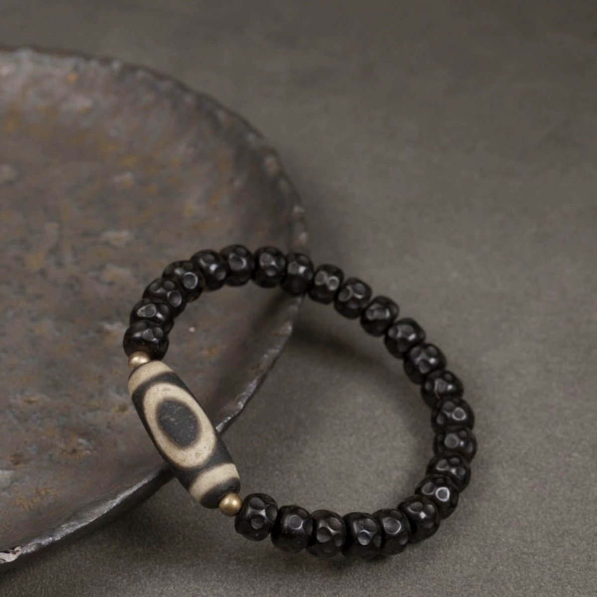 Zwarte kokosnoot kralen armband met Tibetaanse Dzi kraal