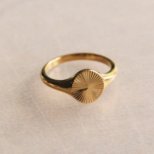 Anillo de Sello Clásico con Decoración - Oro