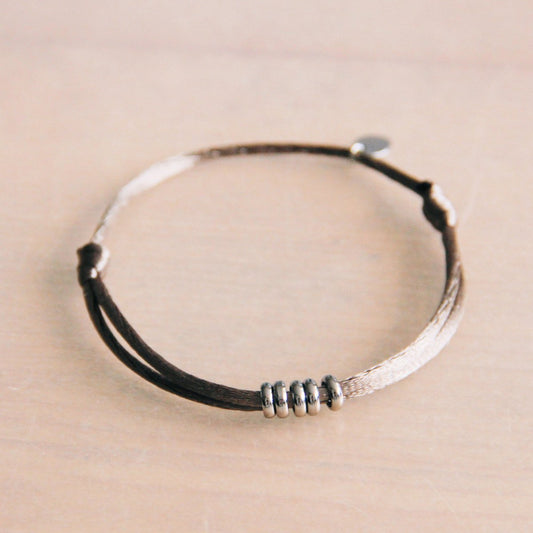 Satijnen armband met ringen – taupe/zilver