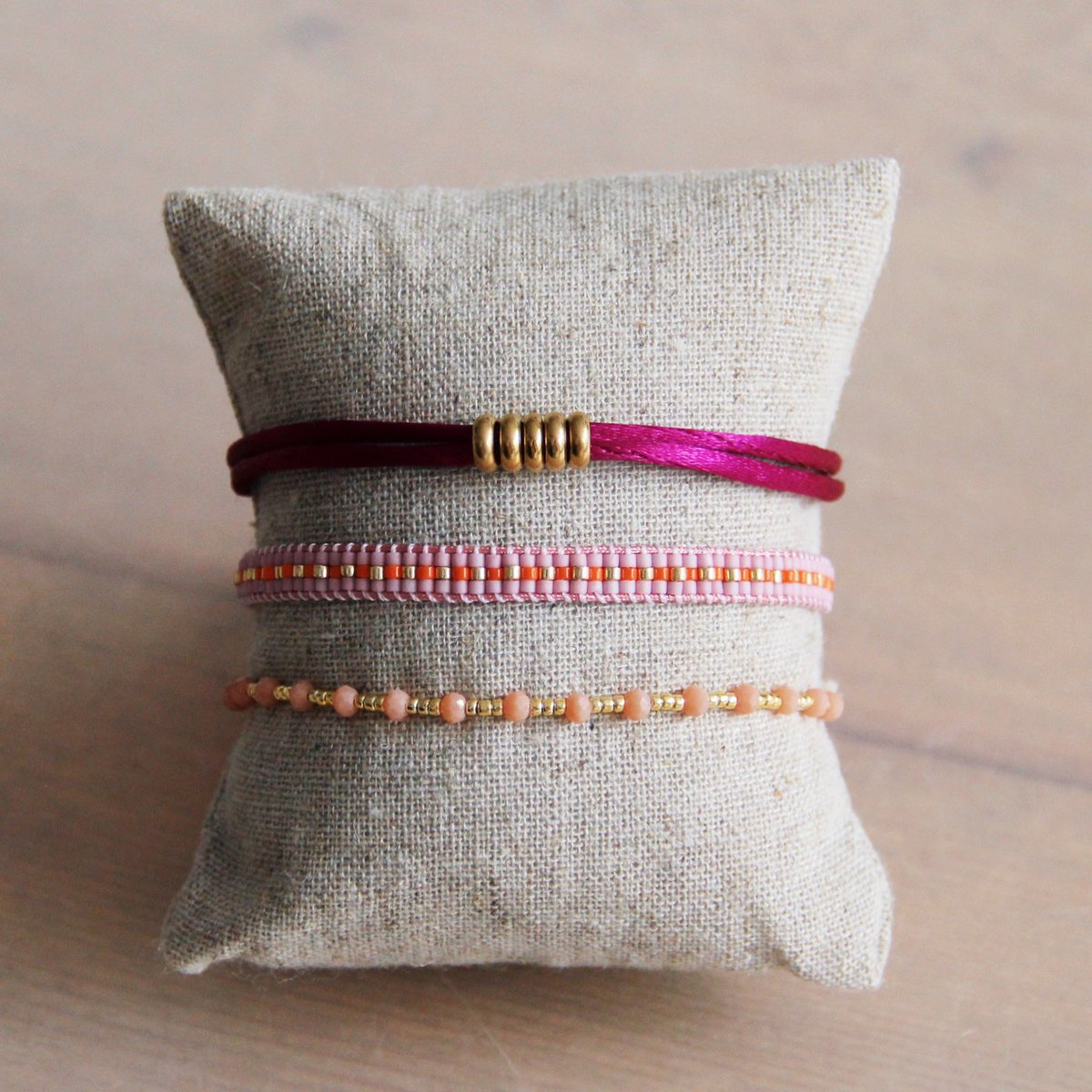 Pulsera elegante con cuentas bañadas en oro – Rosa