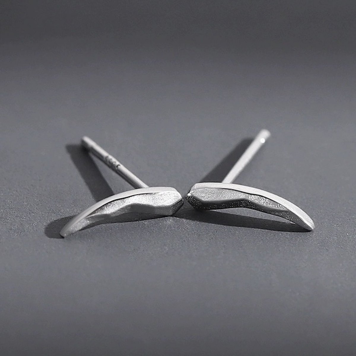 Uniek ontwerp Minimalistische lijn zilveren oorstekers