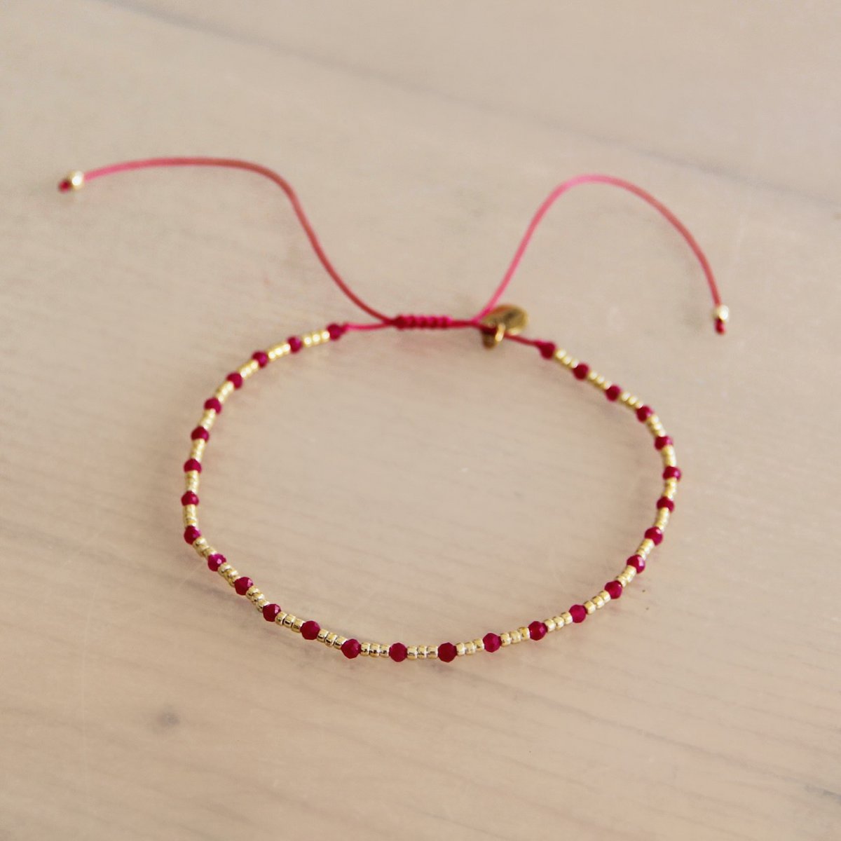 Pulsera elegante con cuentas bañadas en oro – Rosa