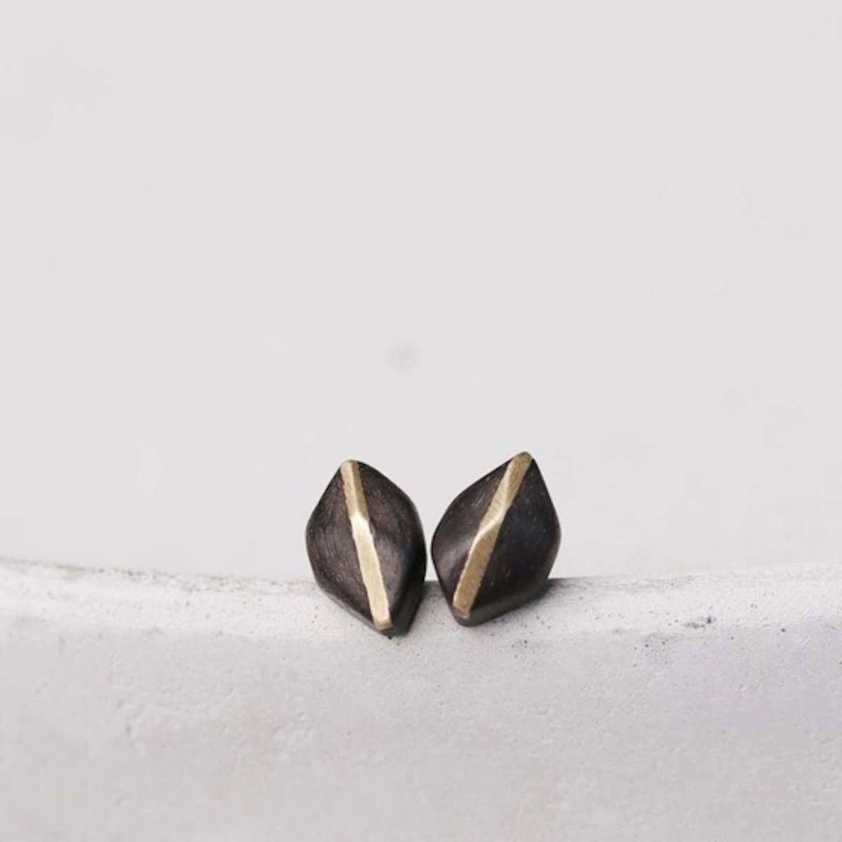 Unieke zwarte sandaalhout bronzen lijn oorknopjes