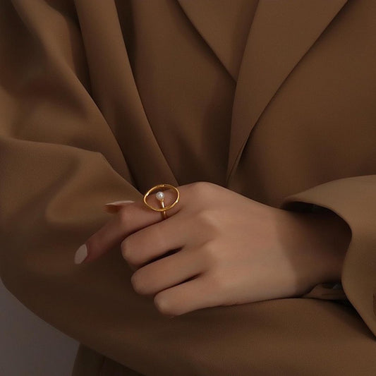 Anillo minimalista de línea ovalada con perla de agua dulce - oro vermeil