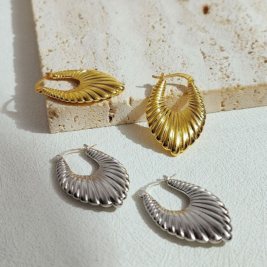 Minimalismo, diseño fluido, pendientes con motivos geométricos - oro y plata