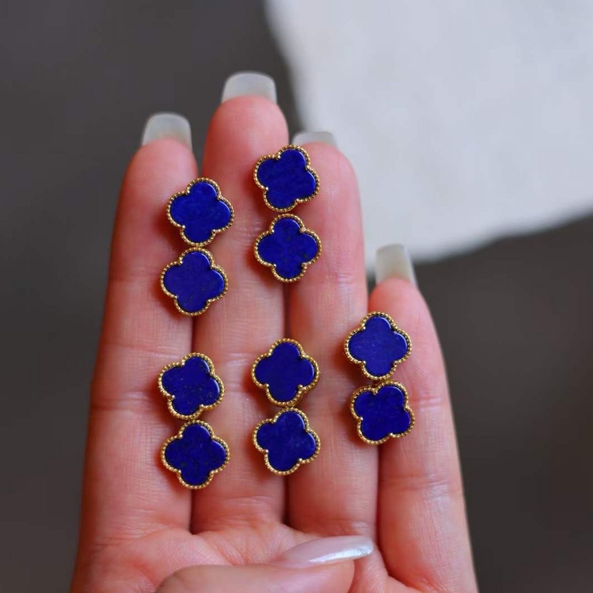 Pendientes sutiles de trébol de la suerte de color azul intenso con piedras preciosas de lapislázuli - Oro