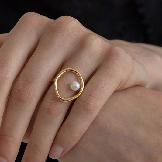 Anillo minimalista de línea ovalada con perla de agua dulce - oro vermeil