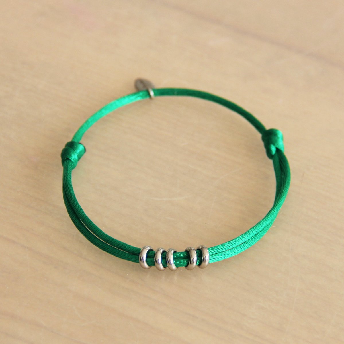 Satijnen armband met ringen – groen/zilver