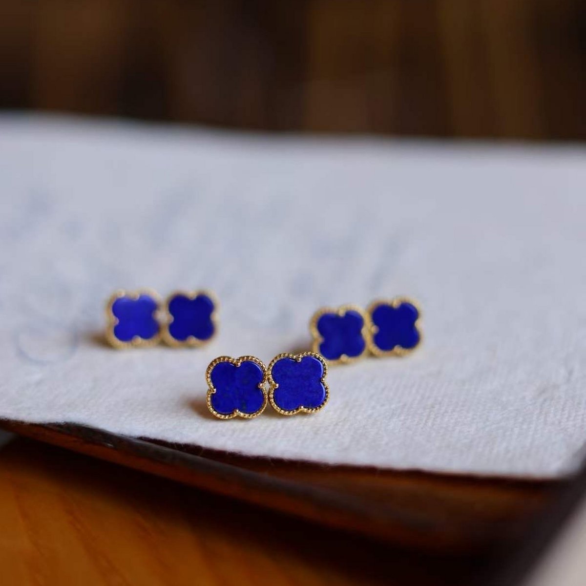 Pendientes sutiles de trébol de la suerte de color azul intenso con piedras preciosas de lapislázuli - Oro