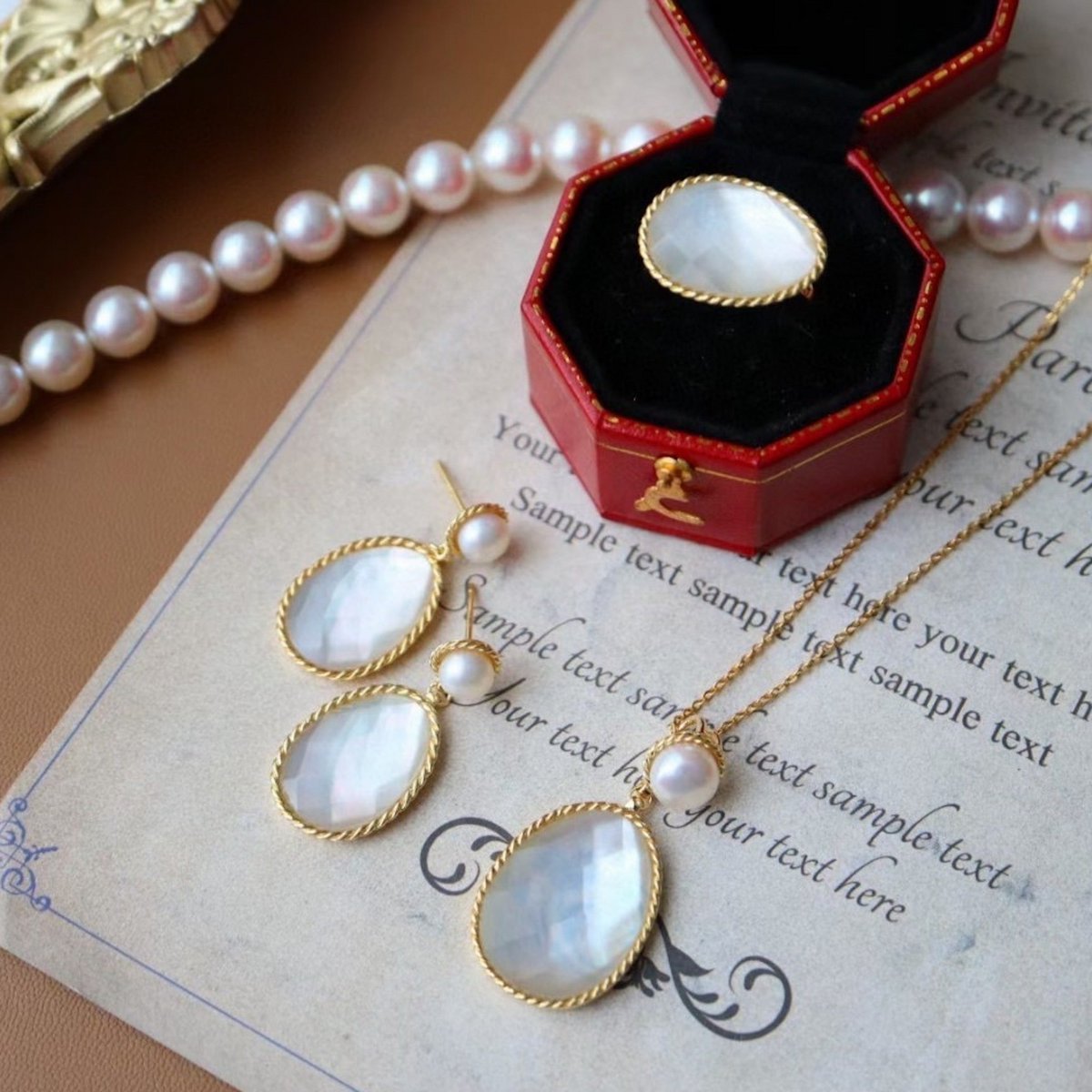 Conjunto de joyería de piedra facetada ovalada de nácar - vermeil de oro - pendientes, collar y anillo