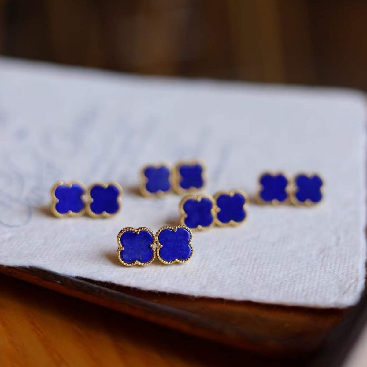 Subtiele Diep Blauwe Geluksklaver Oorbellen met Lapis Lazuli Edelstenen - Goud