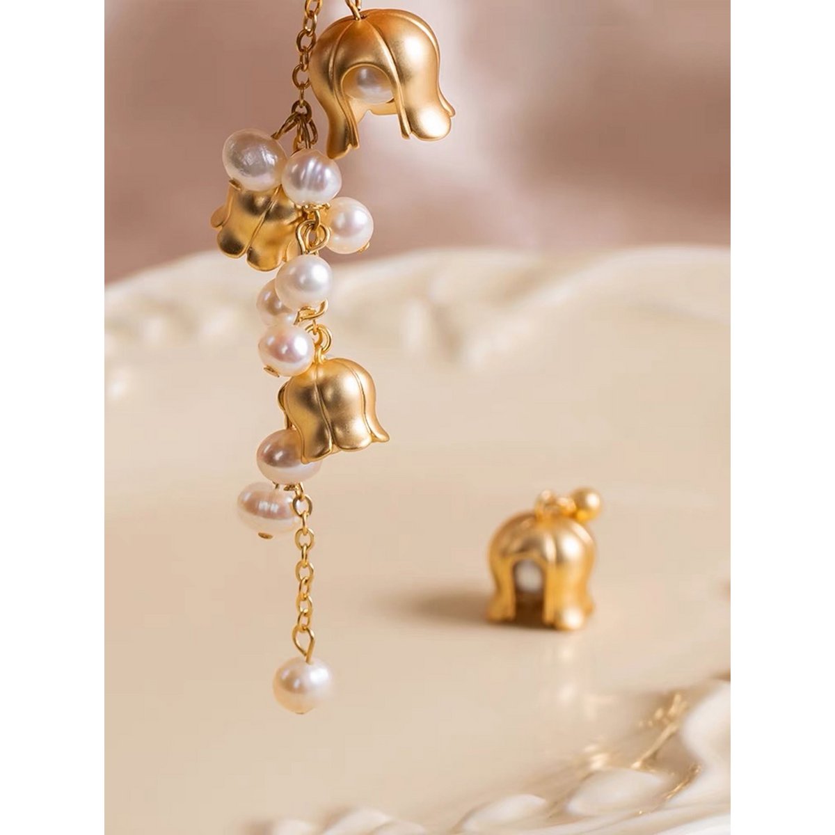 Lelietje-van-dalen asymmetrische pareldruppeloorbellen - Vintage geïnspireerd Muguet Flower Design-goud en zilver