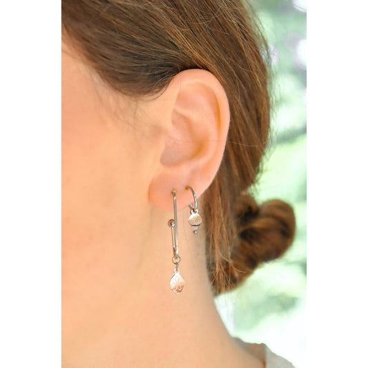 Pendientes largos con dije de flor - Plata