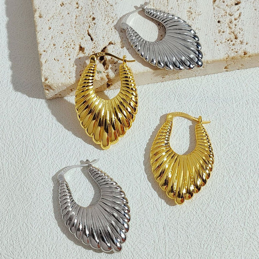 Minimalismo, diseño fluido, pendientes con motivos geométricos - oro y plata